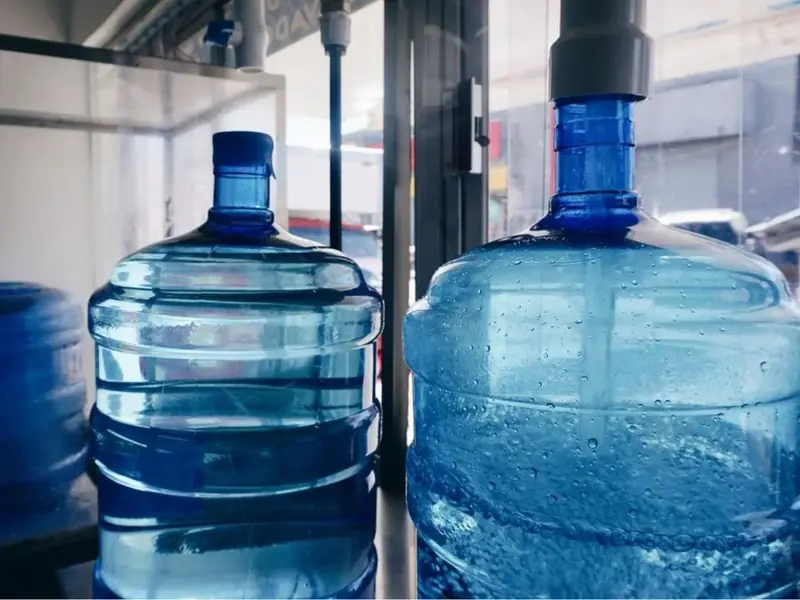 Garrafones de 20 litros recién llenados en la purificadora Bawi de Chihuahua