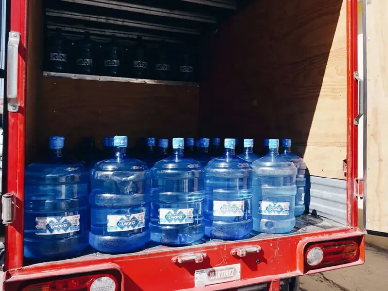 Garrafones de agua purificada cargados en el camión de reparto a domicilio de Bawi